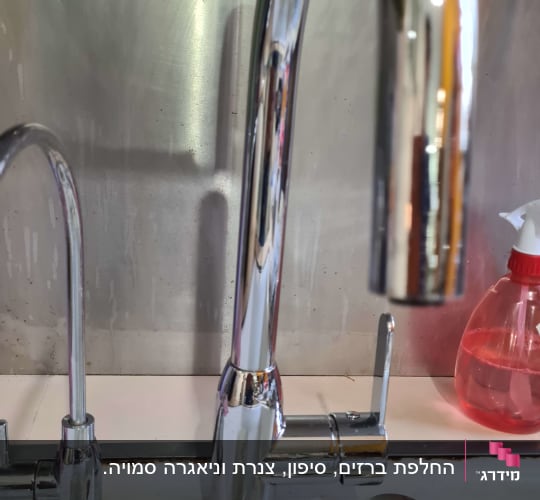 ברז נירוסטה עם ידית על כיור לבן